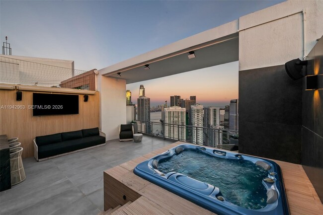 Building Photo - 90 SW 3rd St Unit PH-15