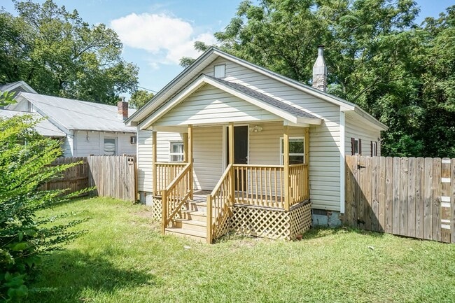 Building Photo - Two Bedroom Home!