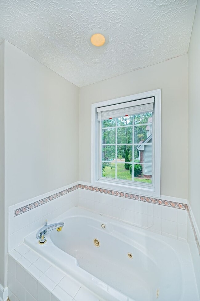 Photo - 10 Hampshire Ln