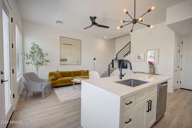 Photo - 777 W Coolidge St