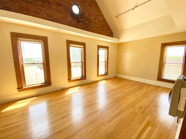 Photo - 1054 S Main St