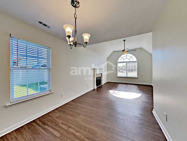 Photo - 817 Laramie Ct