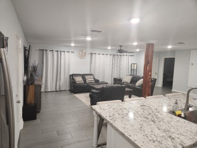 Building Photo - 1529 E Don St