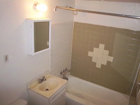 Baño - Dayton Manor Apartments