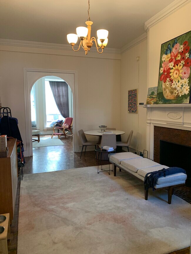 Middle Room - 2019 Locust St Unidad 1