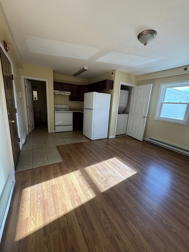 Building Photo - 422 Main St Unit 5