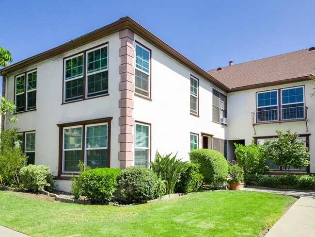 Photo - Beautifully Remodeled Studio in the Heart of Los Feliz |Hardwood Floors | Granite Kitchen | On-Si... Unit 4635 #3