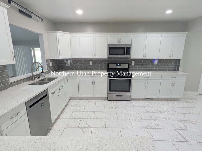 Photo - 4 Bed, 3.5 Bath - Amazing Location