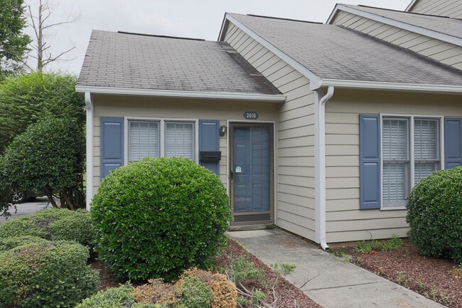 Building Photo - Coming Soon! Cozy 1 Bed / 1 Bath End Unit ...