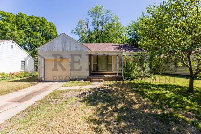 Building Photo - 1806 N Hood St