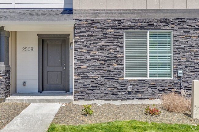 Building Photo - Here is the Perfect 3 Bedroom Townhome for...