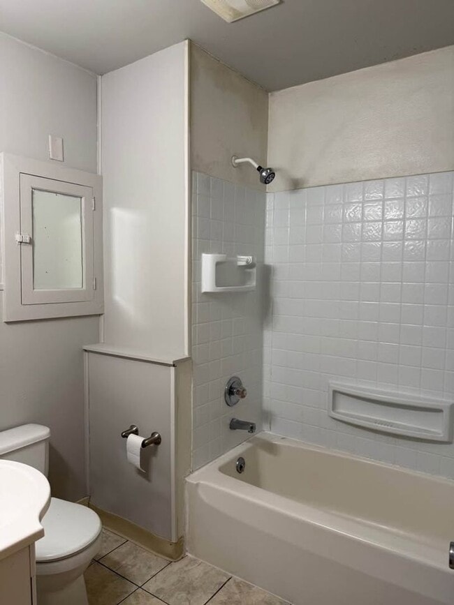 Building Photo - 2118-2120 Michigan Avenue Unit 2120 - C