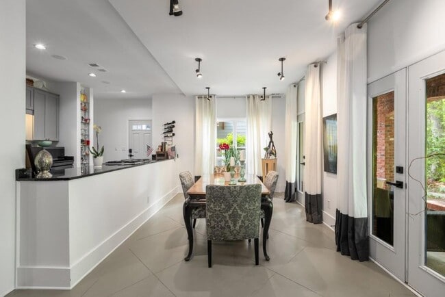 Photo - 827 Monroe Dr