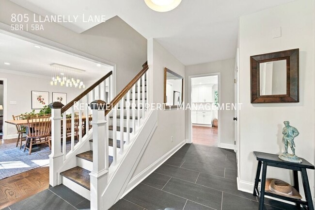 Photo - 805 Llanelly Ln