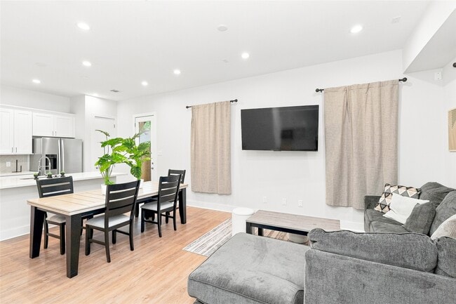 Photo - 835E Dorchester St