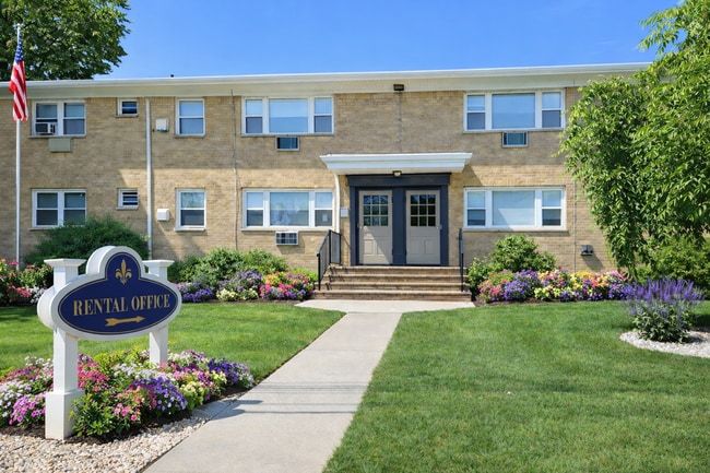 Building Photo - Village Arms Apartments Unit 205