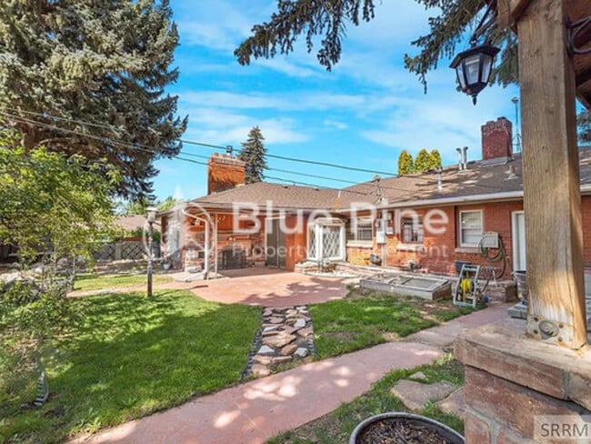 Building Photo - 175 W 17th St