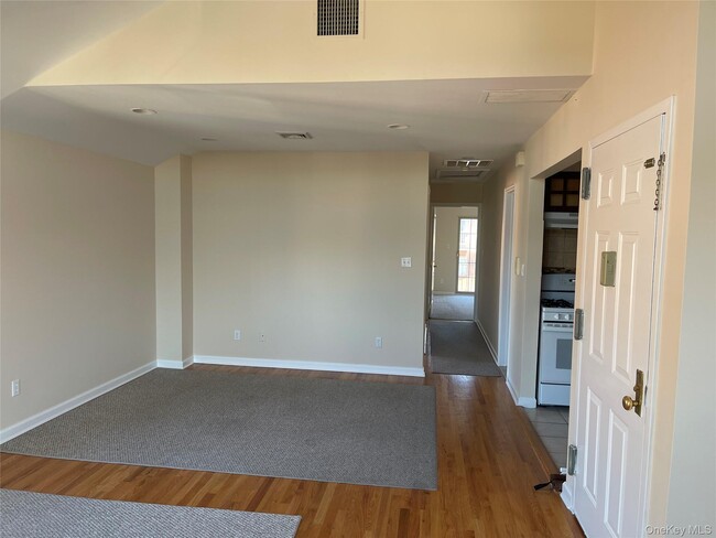 Photo - 88-22 70th Rd Unidad 2nd Fl