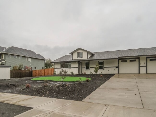 Photo - Newberg- 3 bedroom Duplex Available Soon - Schedule tour now !