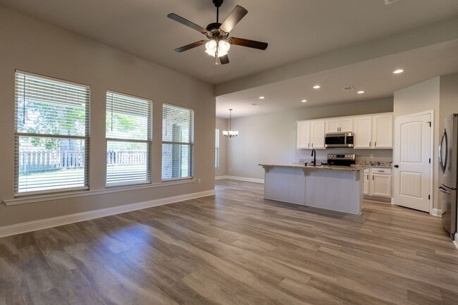 Photo - 3 Bedrooms / 2 Bathrooms in Silverhill! Mid-August