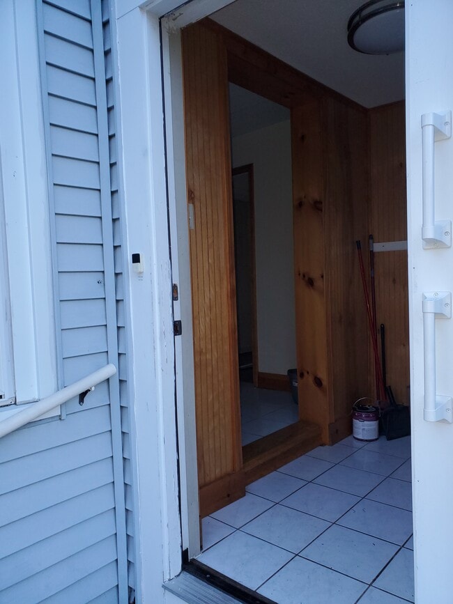 Apt 1 MUD ROOM - 22 Vincent Ave Unit 1