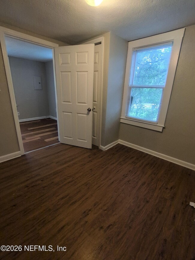 Photo - 1551 W 33rd St