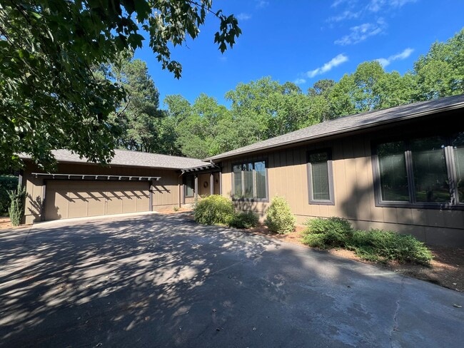 Building Photo - 3005 Hickory Tree Pl