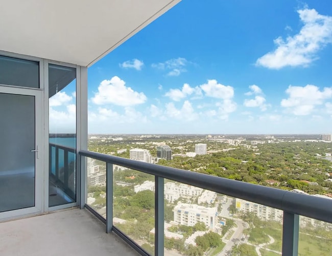 Photo - 601 NE 36th St Unidad 3208