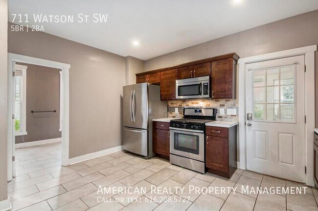 Photo - 711 Watson St SW