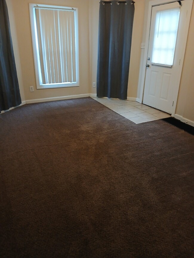 Building Photo - 705 S Poplar St