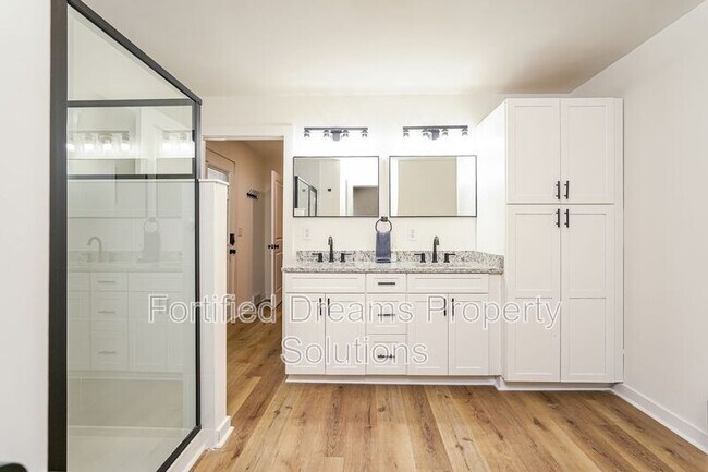 Photo - 2422 Queen St