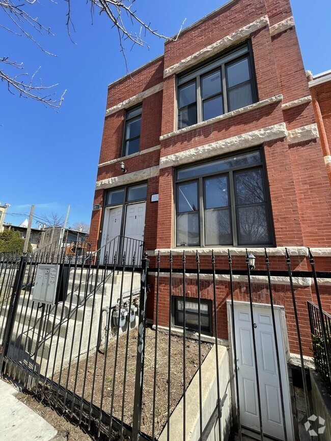 Building Photo - 321 S Whipple St Rental