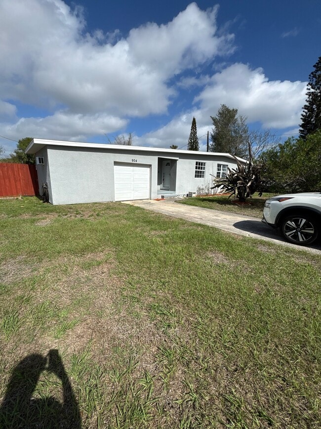 Building Photo - 904 Kensington Dr