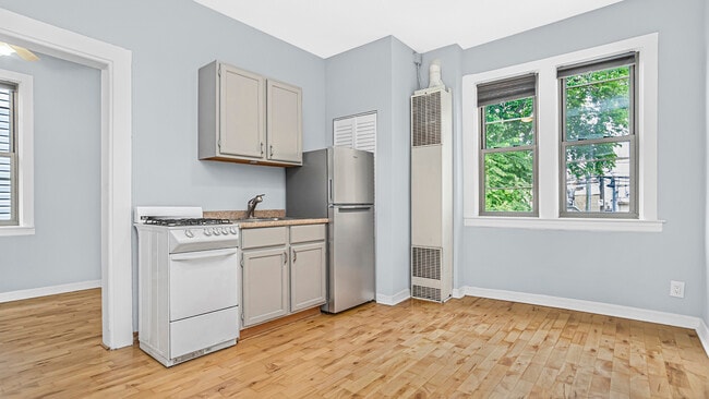 Building Photo - 1472 W Webster Ave