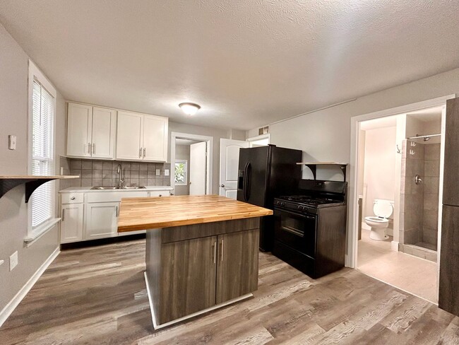 Building Photo - 1011-1013 Quarry Ave NW Unit 1013