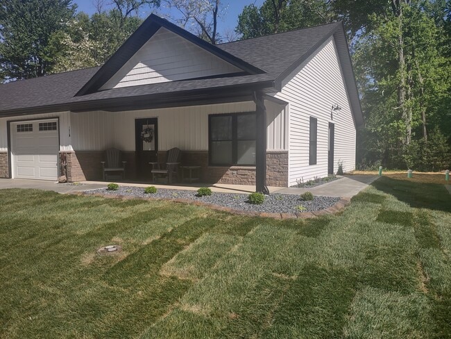 Building Photo - 905 W Broadway St