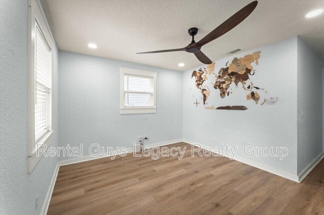 Photo - 216 9th St S