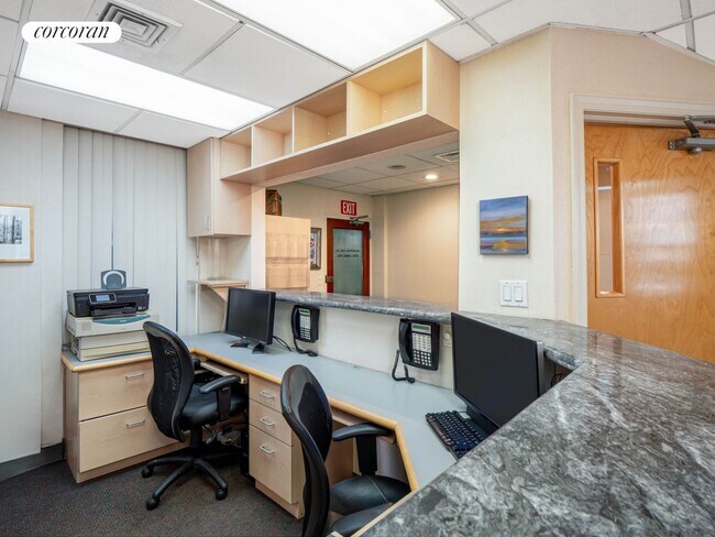 Photo - 121 E 60th St