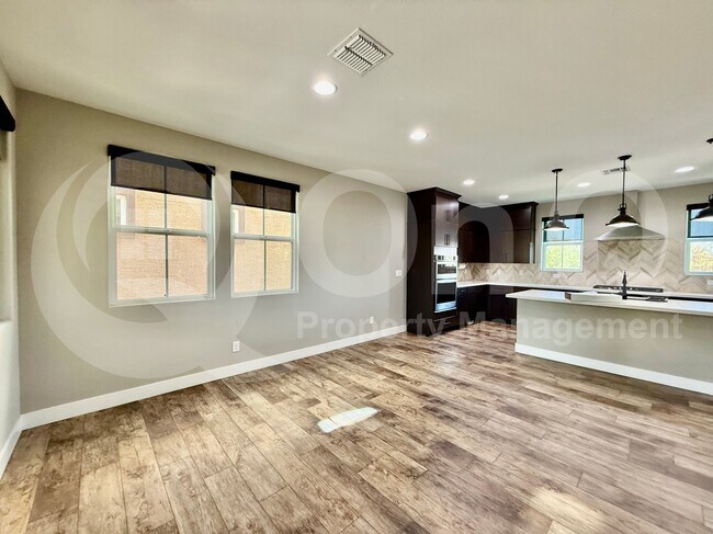 Photo - 687 W Flintlock Way