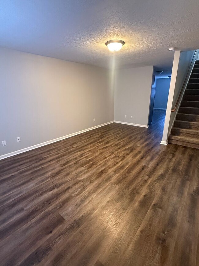 Photo - HALF OFF ONE MONTH AT UPPER STONE! Unidad 362G