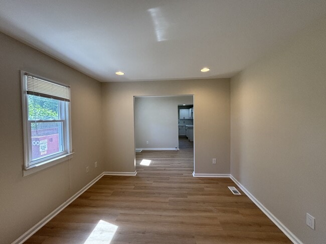 Photo - 1470 Donovan St