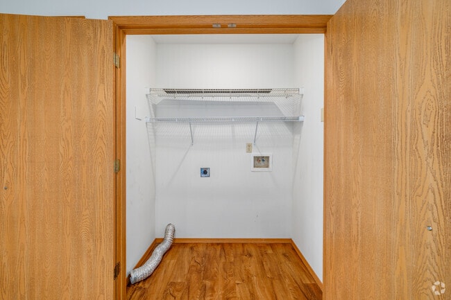 2BR, 2BA - 1,100SF - Laundry