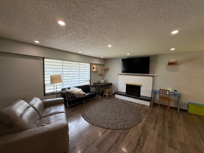 Photo - 260 Robertson Crescent