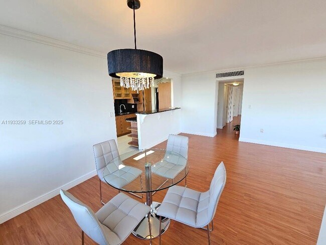 Building Photo - 1300 NE Miami Gardens Dr Unit 706E