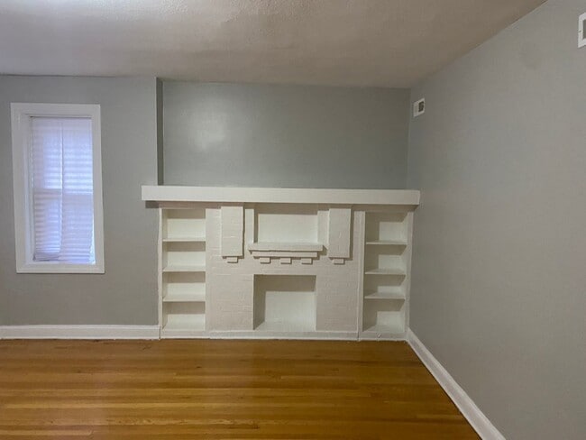 Building Photo - 7822 S Kingston Ave