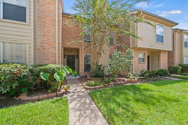 Building Photo - 925 Memorial Village Dr Unit 25