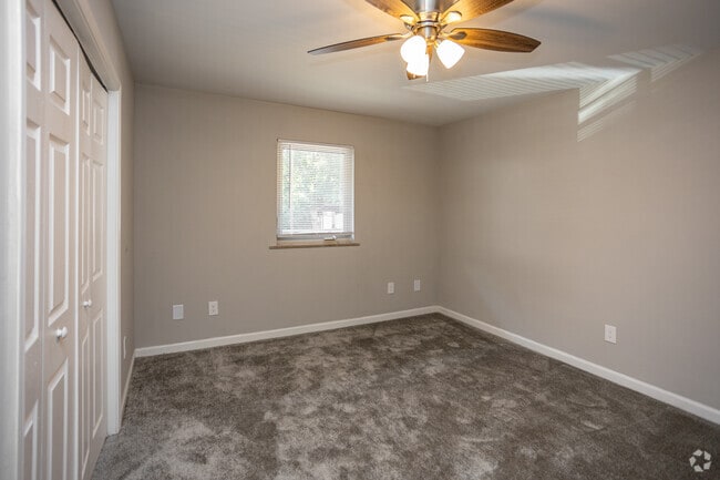 2 habitaciones, 1 baño - 900 pies cuadrados - Dormitorio principal - The Village Apartments