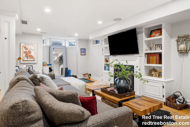 Photo - 687 E 6th St