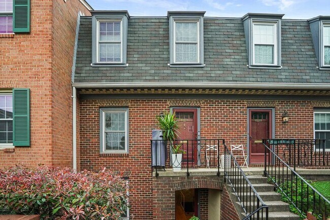 Photo - 1654 Beekman Pl NW