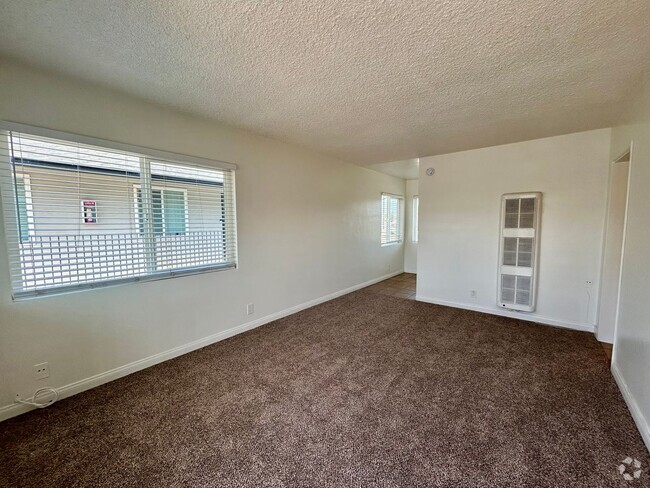Building Photo - 1 Bed, 1 Bath in Central SD! Water/Trash I... Unit 4444 #4 Rental
